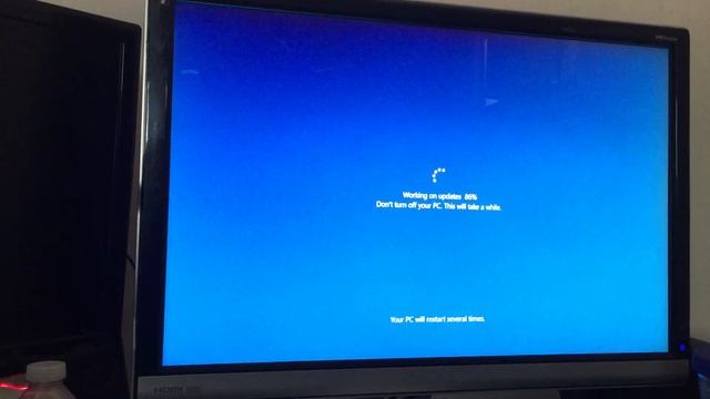 Windows 10 Update Madness - Microsoft Makes Me Wait an Hour to Use My PC смотреть онлайн