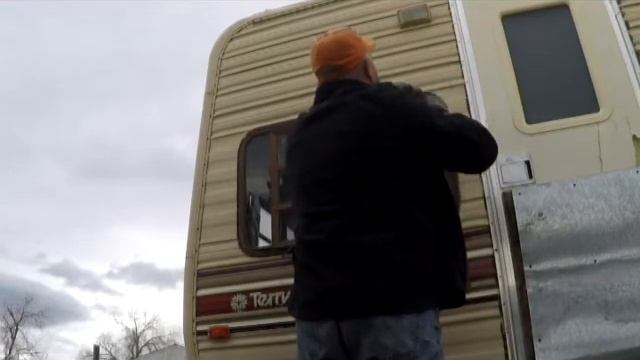 Kamper Killer S01E14 Removing windows from RV смотреть онлайн
