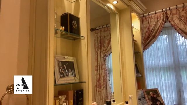 Interior Designer John Amabile | Peek In Your Pad | House Tour смотреть онлайн