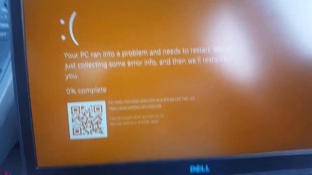 Laptop has Orange Screen Of Death. смотреть онлайн