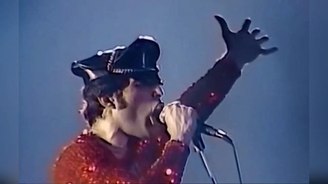 Queen - Keep Passing The Open Windows смотреть онлайн