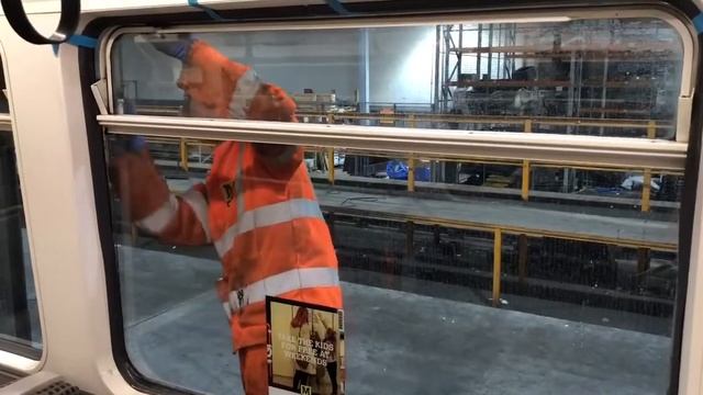 Behind the scenes video: how we replace a Metro train window смотреть онлайн