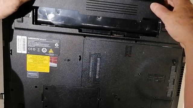 Instalation of new SSD drive in Medion Akoya P7815 смотреть онлайн