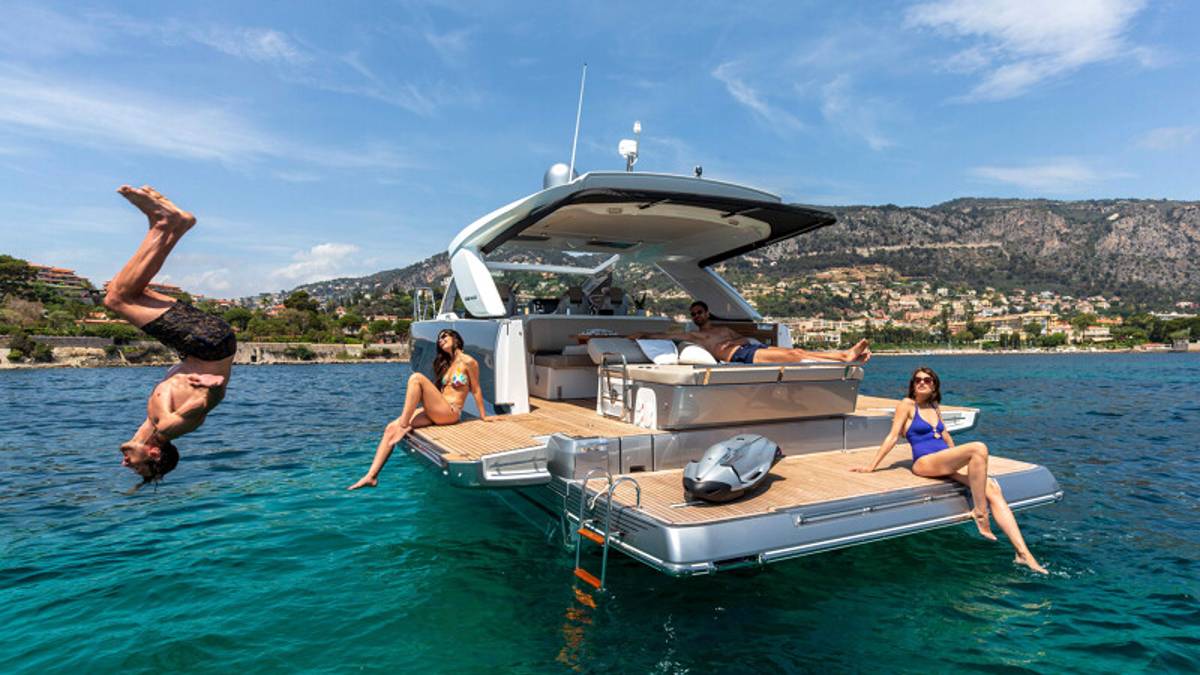 Моторная яхта от французской верфи JEANNEAU DB 43 смотреть онлайн