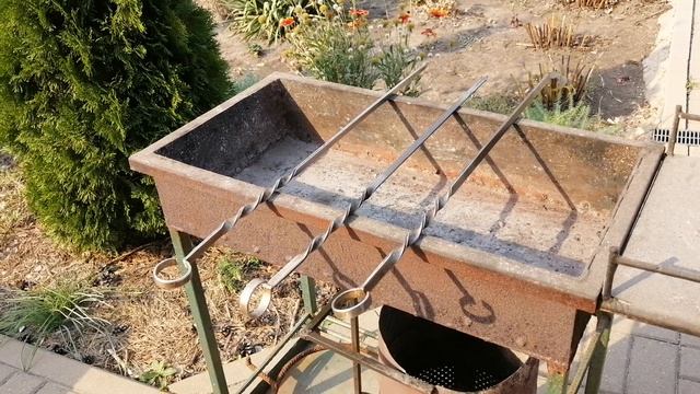 Мангал без прорезей и шампуры 4мм. Версия  2024года