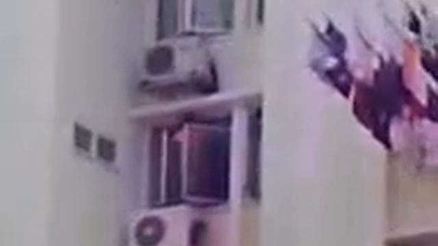 Maid cleaning windows at 11th storey, putting herself at great risk смотреть онлайн