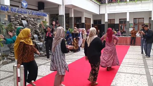 ADA ALUMNI INDONESIA'S GOT TALENT DI HARI ULANG TAHUN SMA NEGERI 6 KOTA BANDUNG BANDUNG #part1 смотреть онлайн