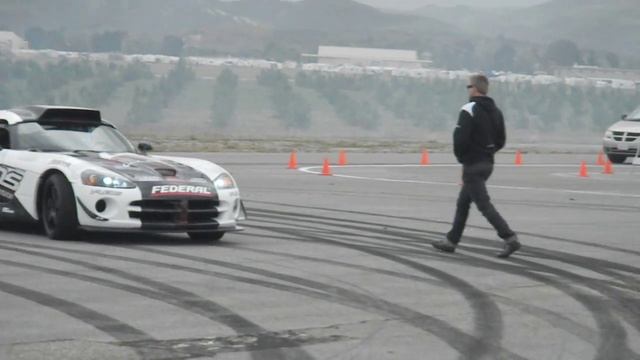 Viper Drift at the Chrysler LX Car Show (Samuel Hubinette's son) смотреть онлайн