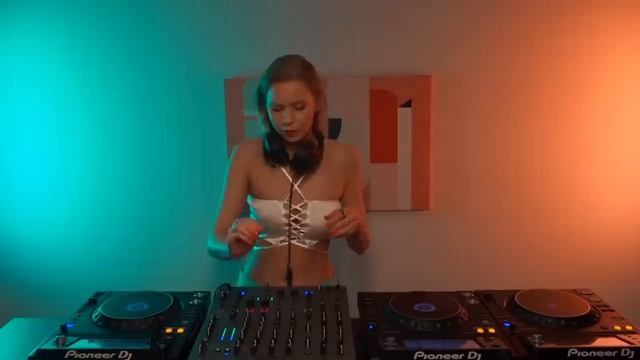 'Dancing People' смотреть онлайн