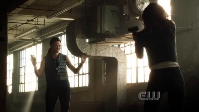 Nikita (Maggie Q) vs Mia (Scottie Thompson): The loser is thrown out the window смотреть онлайн