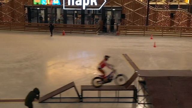 Мотошоу на катке в Мега #мототриал #мотошкола смотреть онлайн