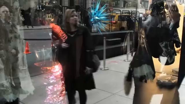 Daphne Guinness Performs in the Window of Barneys New York смотреть онлайн