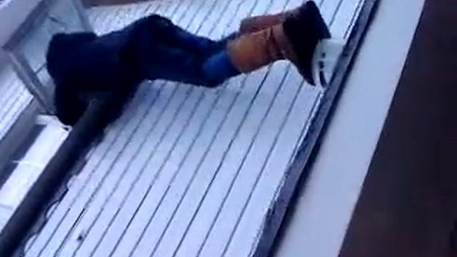 MEL!, JUMPING THROW MY WINDOW! смотреть онлайн