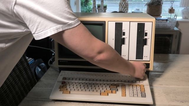 Breaking: my First 8 inch Floppy Drive(s) Sanyo MBC-3000 смотреть онлайн