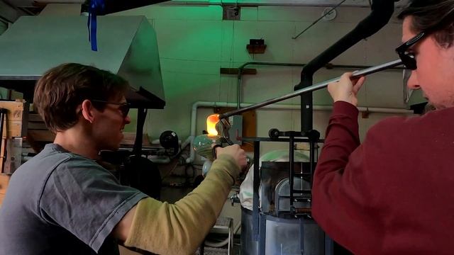 How to Make a Spiral Bowl With Glass Artist John Gibbons смотреть онлайн
