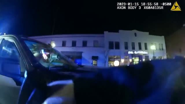 Truck Window Smashed by police after sovereign citizen's refuse to exit their vehicle after Hit'nRu смотреть онлайн