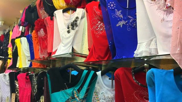 SEMBA CENTER BLDG: Window Shopping for Women's Colorful Fashions смотреть онлайн