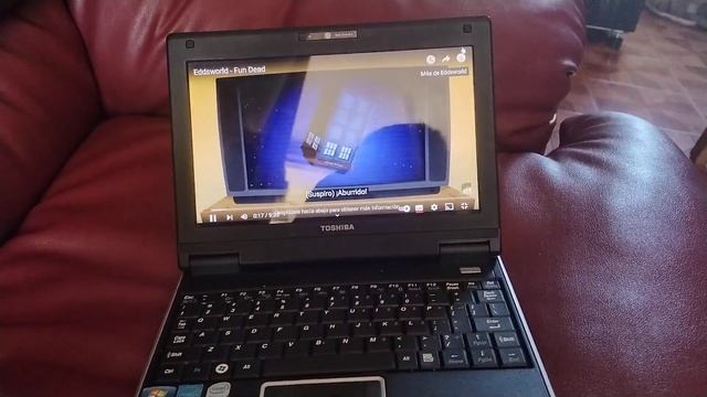 Toshiba NB105 Intel Atom N270 con 2GB de Ram Corriendo YouTube Decentemente смотреть онлайн