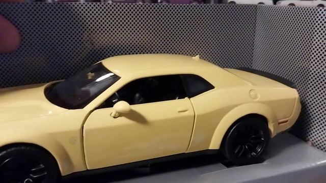 Unboxing Beautiful 1/24 2018 Widebody Dodge Challenger SRT Hellcat by Motor Max смотреть онлайн