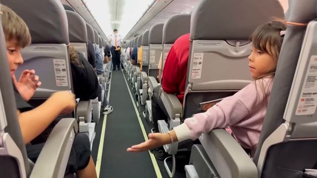 FOMOS VIAJAR DE AVIÃO * senti medo e ele me ajudou * смотреть онлайн