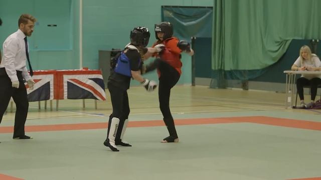 Charlotte Ross v Ella Broderick смотреть онлайн