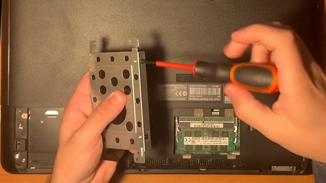 Come sostituire l'hard disk e installare un SSD. HDD VS SSD! ASUS N552V. смотреть онлайн