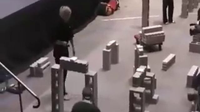 M Breaking Bricks смотреть онлайн