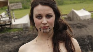 Из Веруещей Девушки Она Превратилась в Пленницу с Татуировкой на Лице