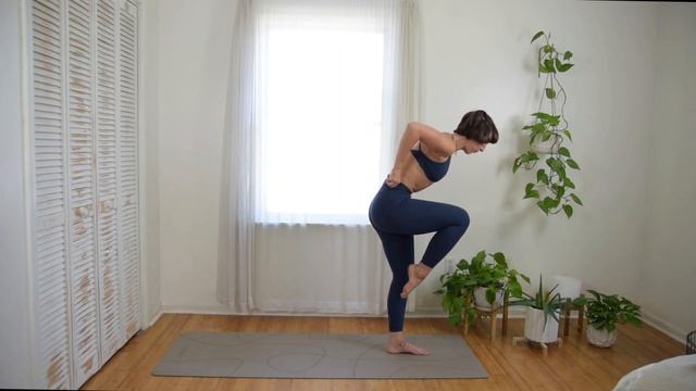 15 MIN SWEATY YOGA FLOW | Strength Vinyasa смотреть онлайн