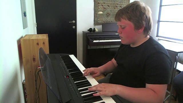 Emiel plays 'Happy, Pharrell Williams' смотреть онлайн