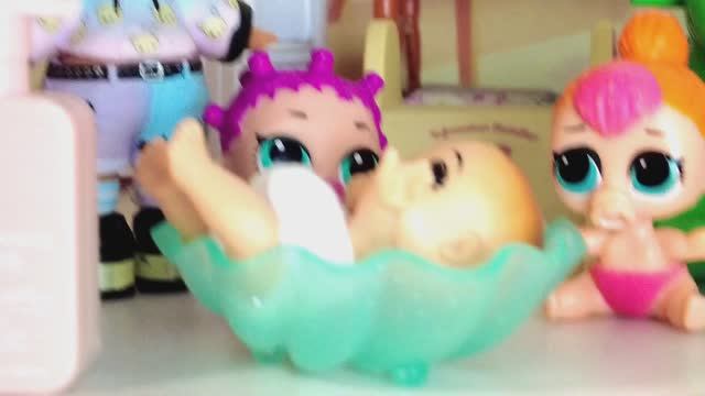 НАШЛИ ПУПСИКА 👶 В СТАРОЙ КОРОБКЕ С ИГРУШКАМИ🎁 куклы ЛОЛ сюрприз в детском садике МУЛЬТИКИ смотреть онлайн