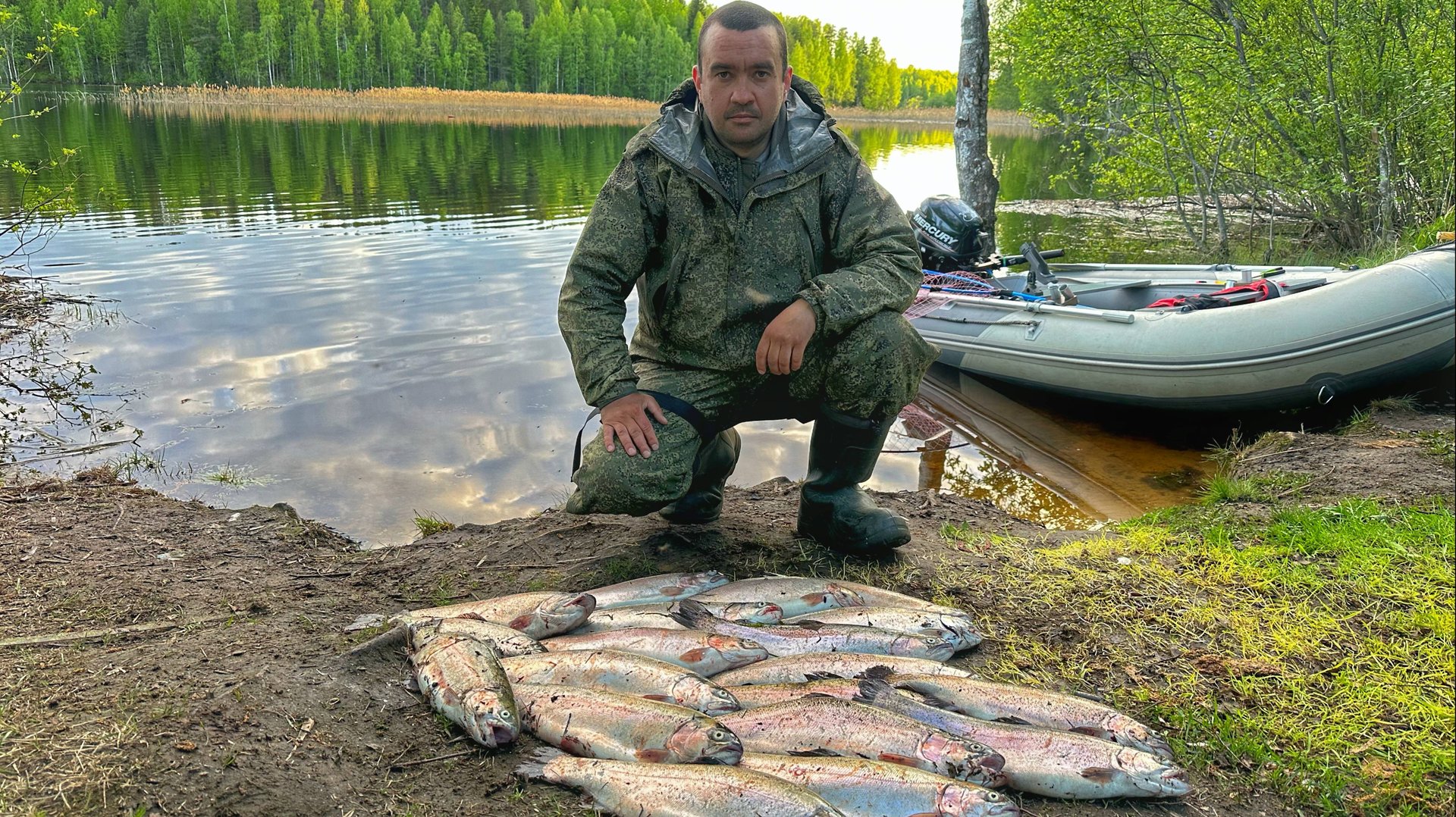 В ЭТОЙ РЕКЕ ТОННЫ РЫБЫ! ФОРЕЛЬ ВЫПРЫГНУЛА ИЗ ЛОДКИ! ЛОВЛЯ БЕГЛЯНКИ НА УДОЧКУ НА БЫСТРОМ ТЕЧЕНИИ 2023 смотреть онлайн