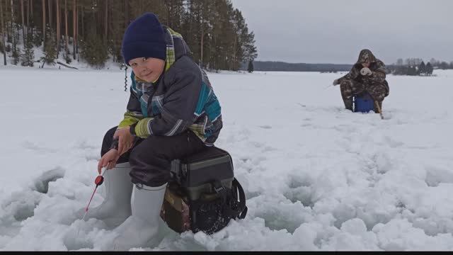 Первая зимняя рыбалка младшего сына\Продолжаем тестировать китайский шуруповерт.