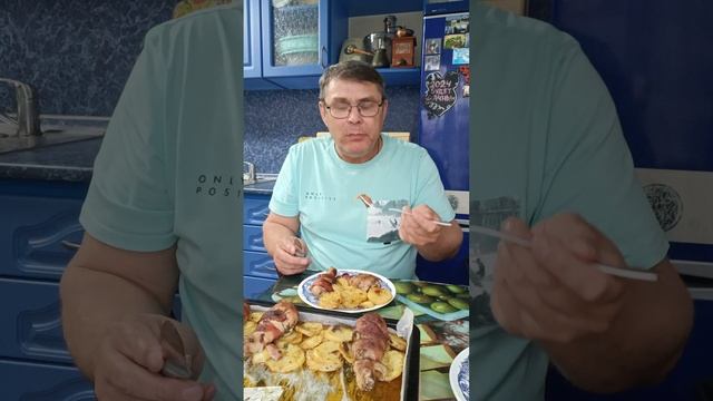 Ну Ооочень вкусные куриные ножки в беконе с картошкой в духовке. смотреть онлайн