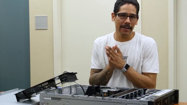 Lenovo ThinkSystem SR650 Unboxing | Build a Linux Server? смотреть онлайн