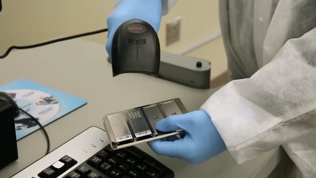 VITEK MS: Acquisition Station Running a Target Slide смотреть онлайн
