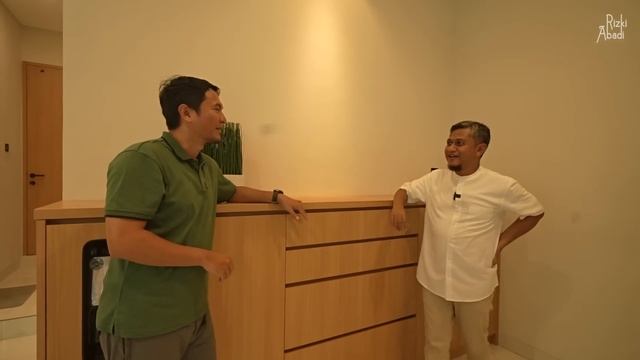 Rumah Yang Gak Kelihatan Dalamnya смотреть онлайн
