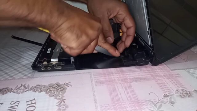 Como instalar HD SSD em notebook - Sem adaptador Drive Caddy. смотреть онлайн