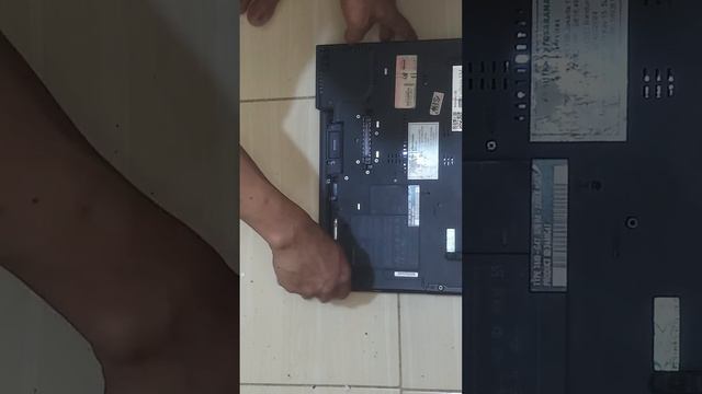 Cara Melepas/memasang DVD room Laptop Lenovo Thinkpad R400 смотреть онлайн