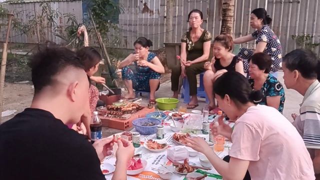 在越南老家的門口與家人一起烤肉 смотреть онлайн