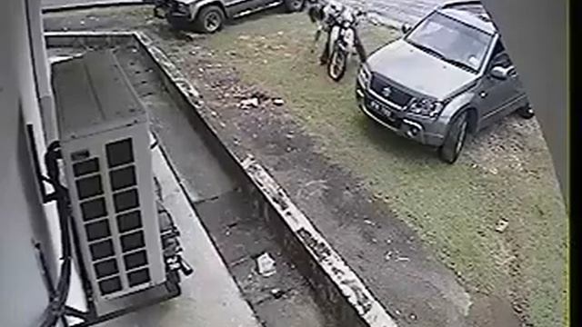 Thieves broke the car side window смотреть онлайн