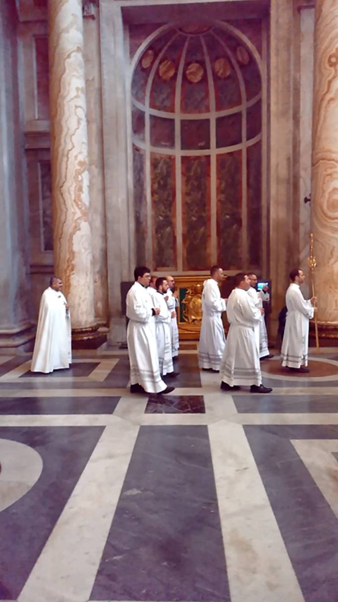 Поломники поют в Сан-Паоло-Фуори-Ле-Мура (Рим, Италия) смотреть онлайн