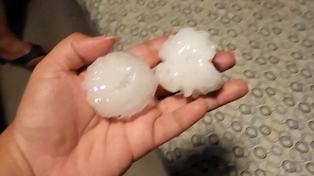 North Texas family describes hail damage to cars, windows смотреть онлайн