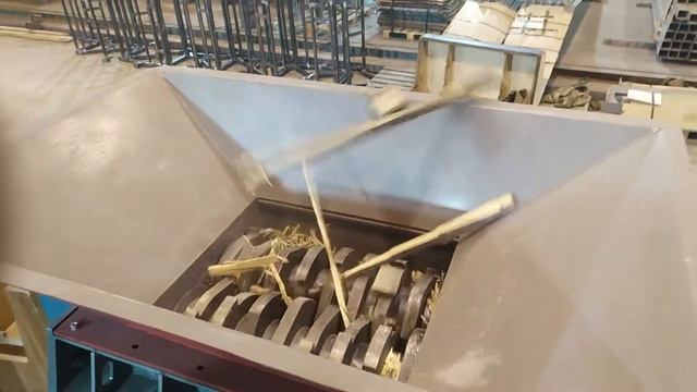 Шредер на гидромоторе ЭЭ60 поддоны и древесина