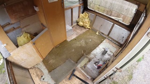 Finding out what I have bought and cleaning it up - Thomson Mini Glen caravan смотреть онлайн