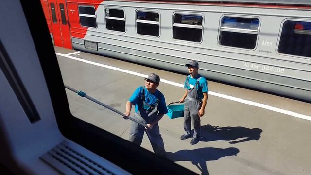 Cleaners wash windows of Stadler KISS (ESH2) EMU, Moscow, Russia смотреть онлайн