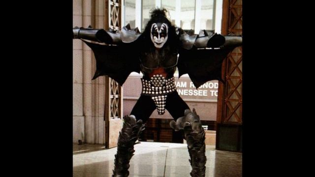 God Of Thunder by Kiss Featuring Robert Bentley смотреть онлайн