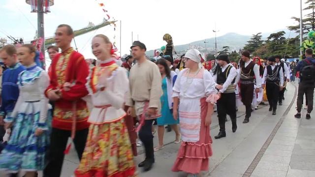 Парад участников фестиваля "Крымский маяк 3.0" смотреть онлайн