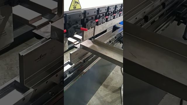 Гибка металла на гидравлическом листогибочном прессе KRRASS PBS 175/3200 4 axis смотреть онлайн