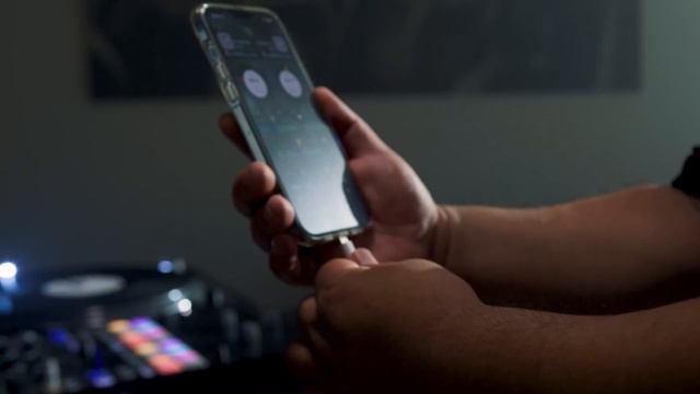 djay Pro AI x Invisibl Skratch Piklz with DVS on iPhone and iPad смотреть онлайн